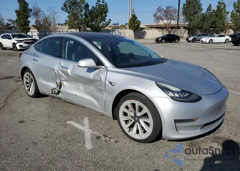 2018 Tesla Model 3 z USA, uszkodzony, nr VIN 5YJ3E1EA9JF052638